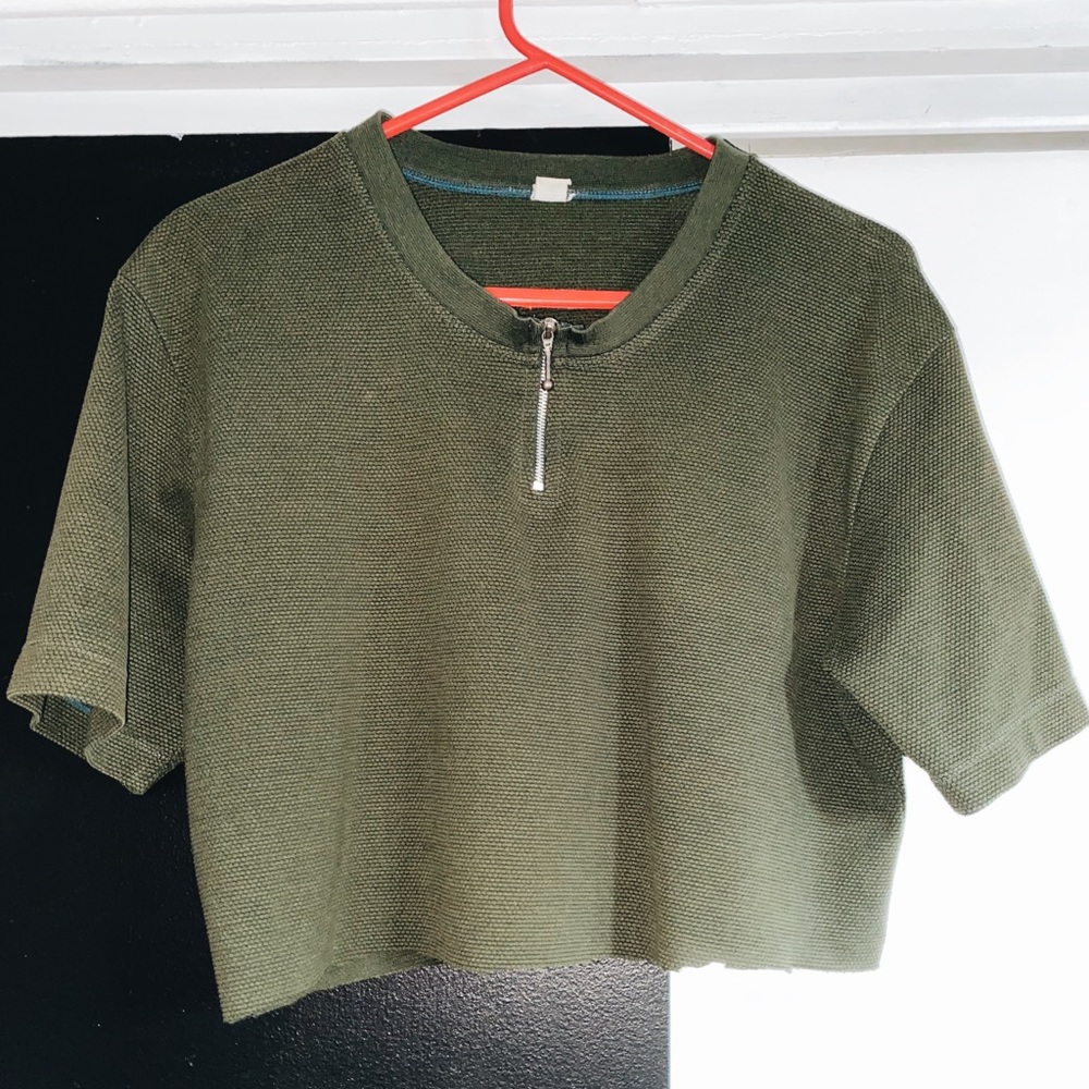 women’s cropped tee